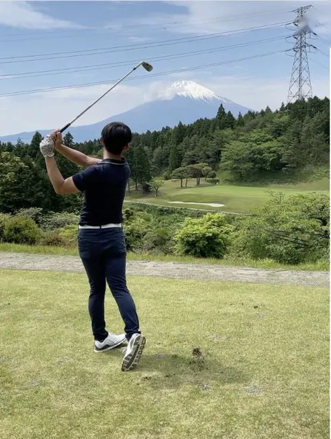 富士山を背景にしたスイング